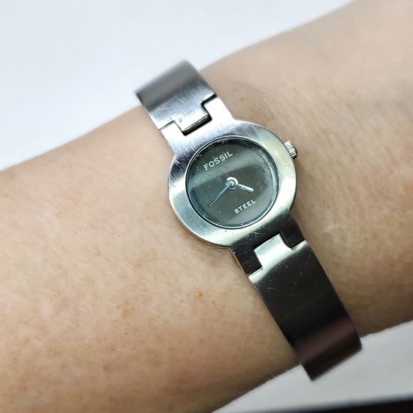Vintage Fossil Steel Watch FS2733 Silver Toned Bangle Stainless Steel Watch - Picture 1 of 13